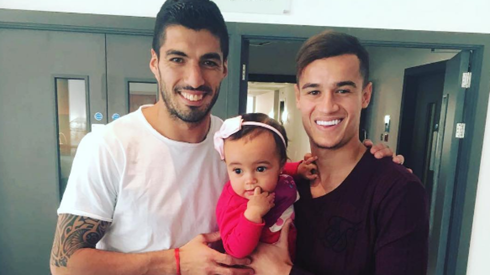 Luis Suárez beside Philippe Coutinho in the expedition in Manchester