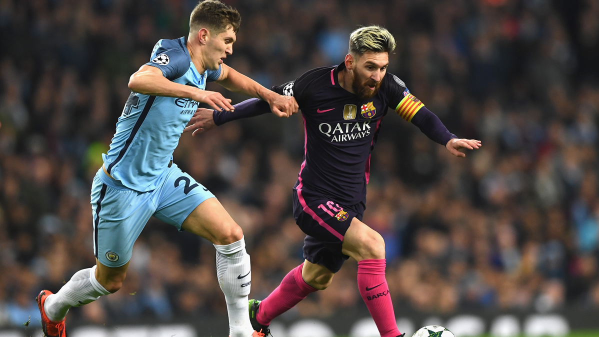 Leo Messi, intentando generar una jugada de peligro contra el City