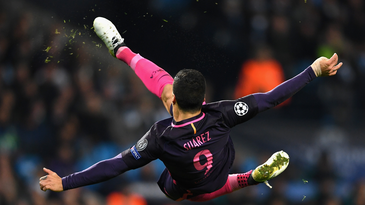Luis Suárez, trying finish a centre of acrobatic volley