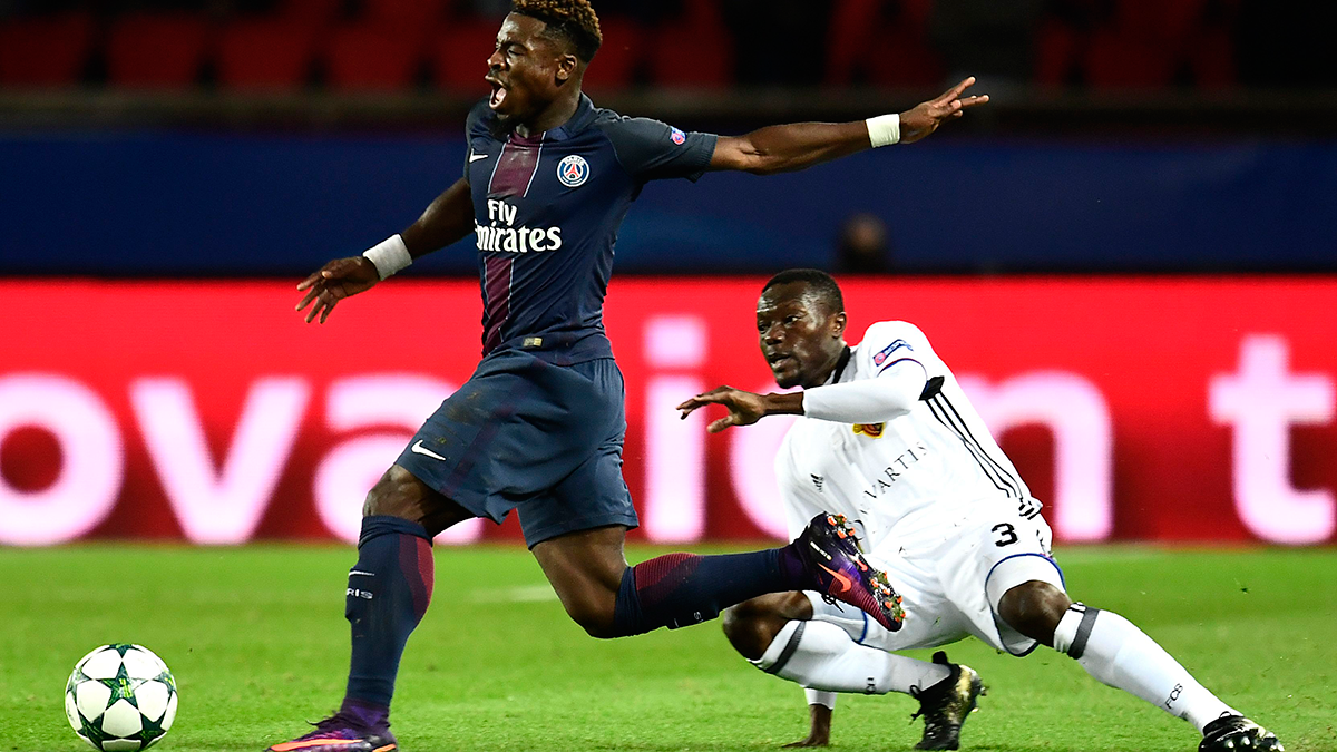 Serge Aurier in a party with the PSG in front of the Basilea