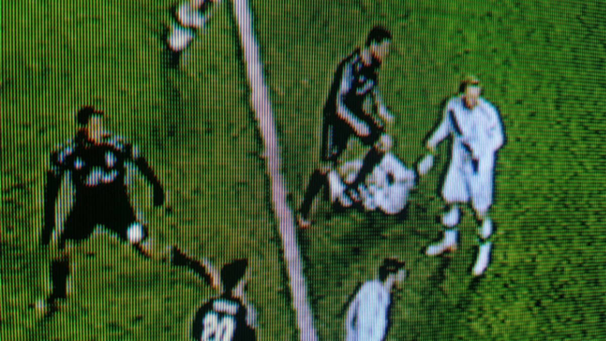Cristiano Ronaldo, pisando a un jugador del Legia Varsovia