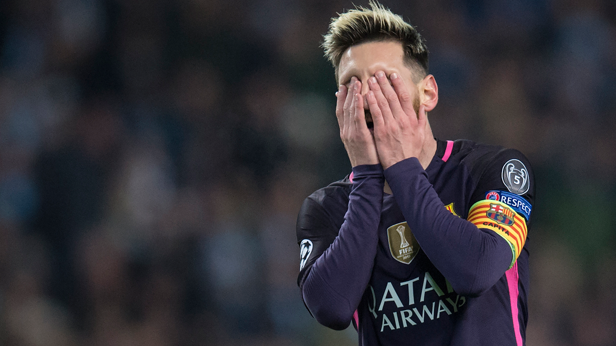 Leo Messi, lamentándose tras una ocasión fallada en el Etihad