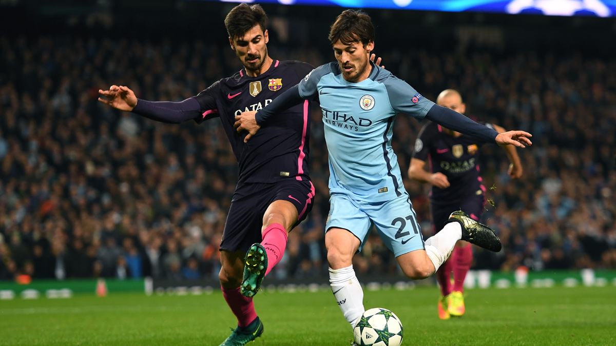 André Gomes, trying cover a shot of David Silva in the Etihad