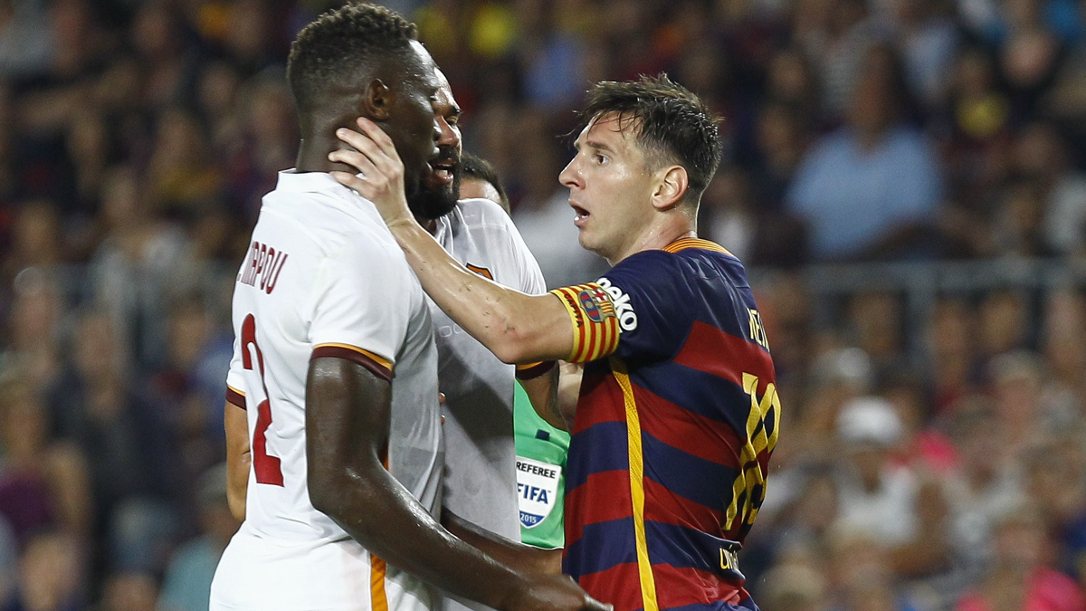 Leo Messi, cogiendo por el cuello a Mapou en un Barça-Roma de un Gamper