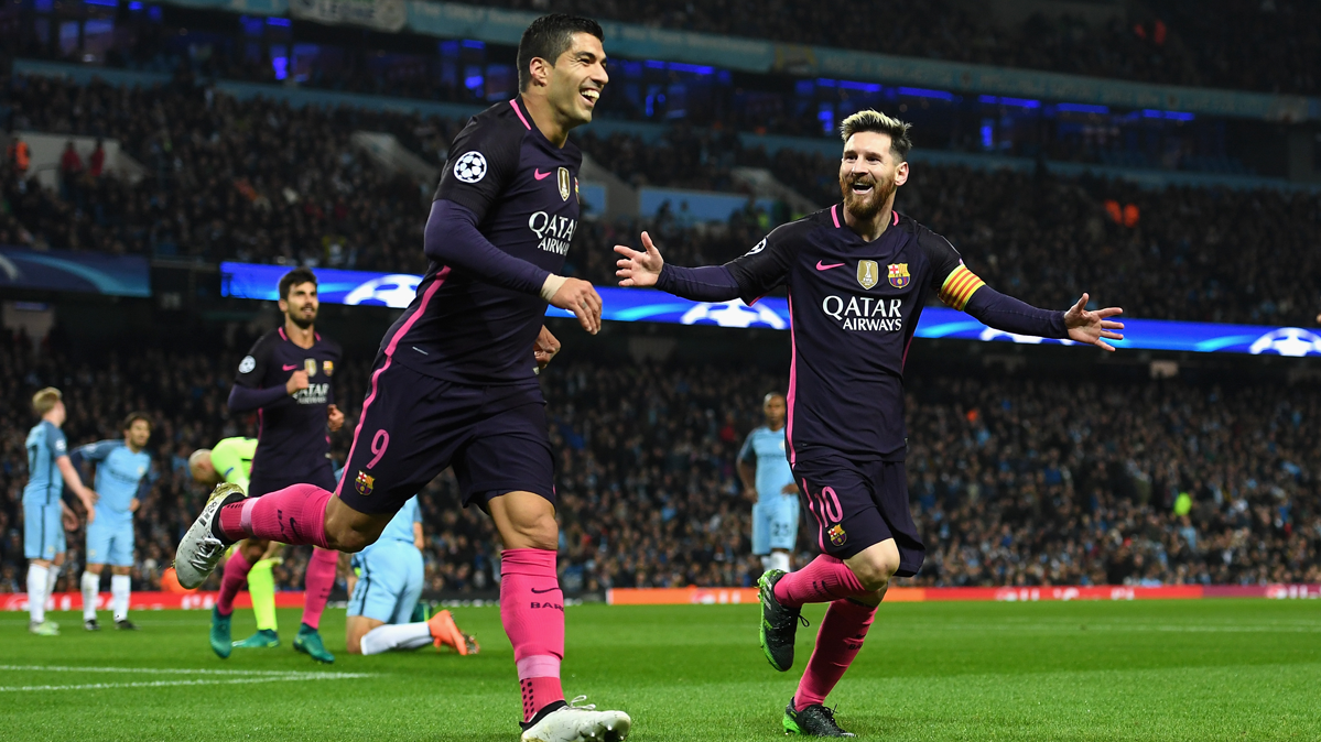 Leo Messi, celebrando junto a Luis Suárez el gol del Etihad Stadium
