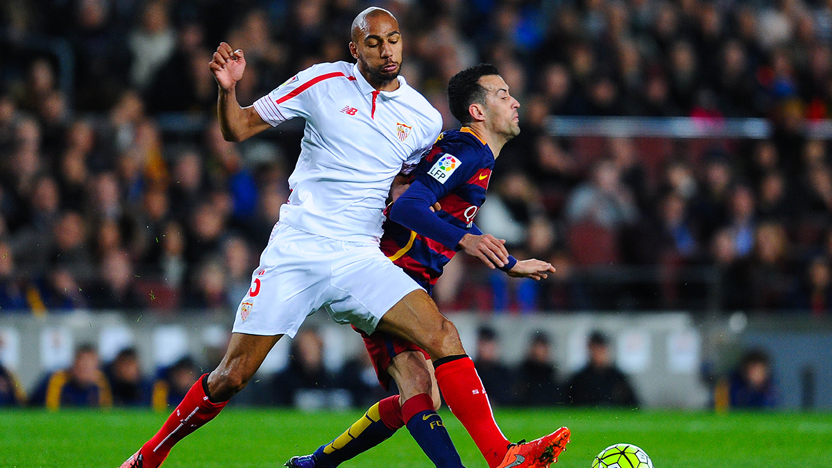 Steven N'zonzi and Sergio Busquets struggling by a balloon the past campaign