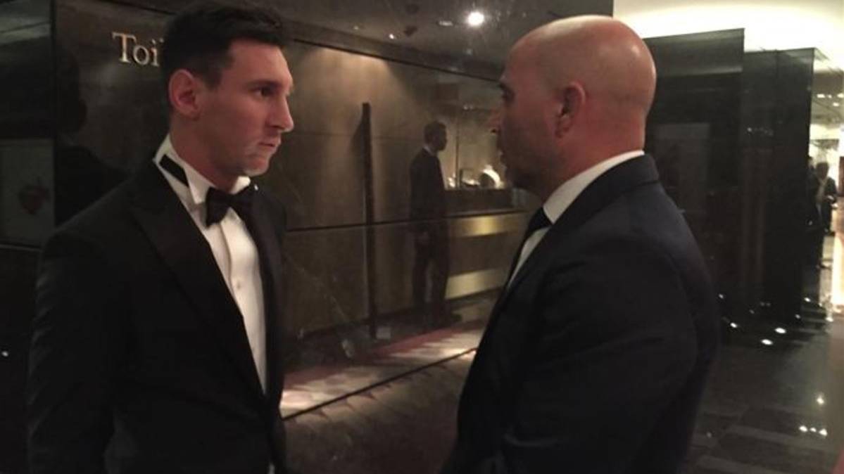 Leo Messi and Jorge Sampaoli chatting before the gala of the Balloon of Gold 2015