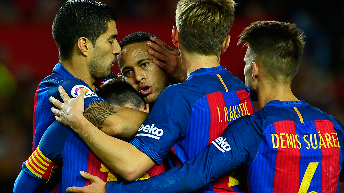 Los jugadores del FC Barcelona celebran el gol de Leo Messi ante el Sevilla