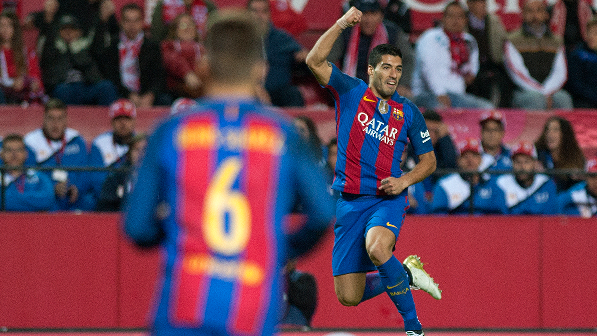 Luis Suárez celebra el segundo gol al Sevilla FC