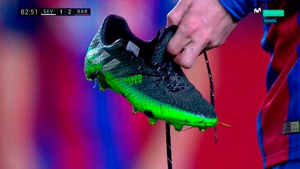 Leo Messi with his boot broken during the Seville-Barça