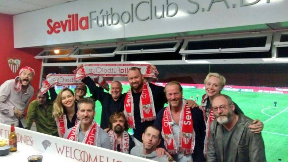 Los actores de Juego de Tronos en el Sánchez Pizjuán siguiendo el Sevilla FC-FC Barcelona