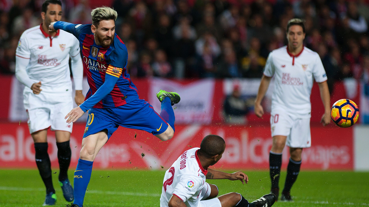 Leo Messi, intentando marcharse de varios jugadores del Sevilla
