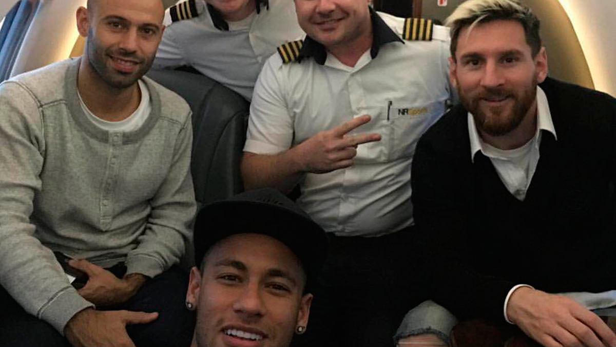 Javier Mascherano, Leo Messi y Neymar Júnior juntos al aterrizar en Brasil