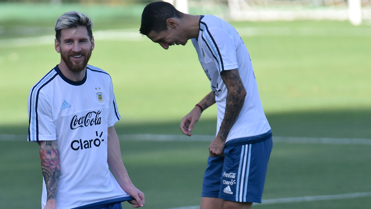 Leo Messi in the concentration of Argentina beside Ángel gave María