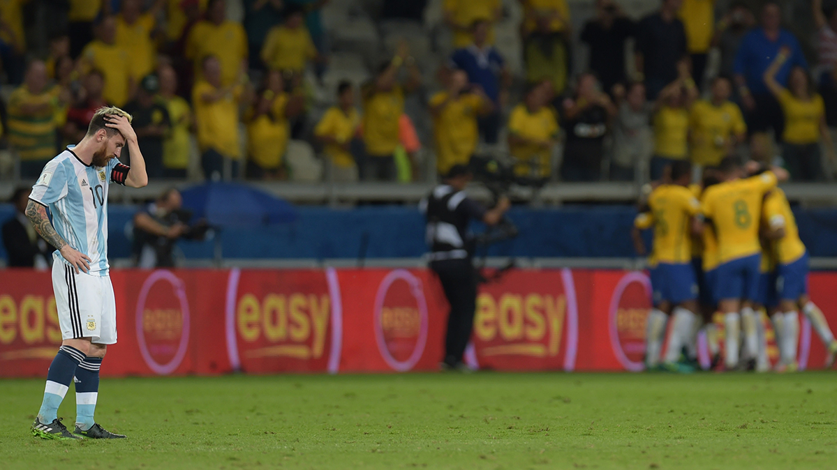 Leo Messi, desesperado tras el gol de Brasil a Argentina