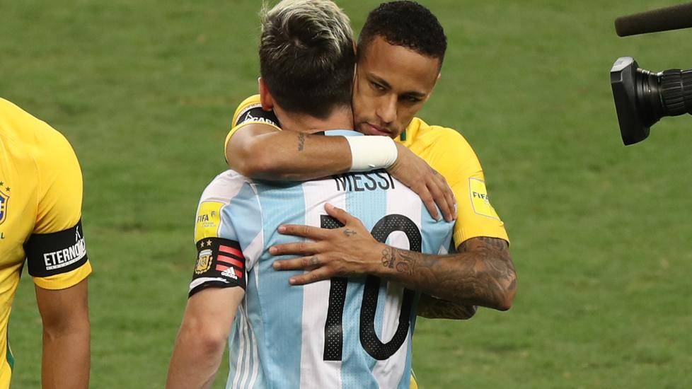 The embrace between Neymar and Messi in the Brazil-Argentina
