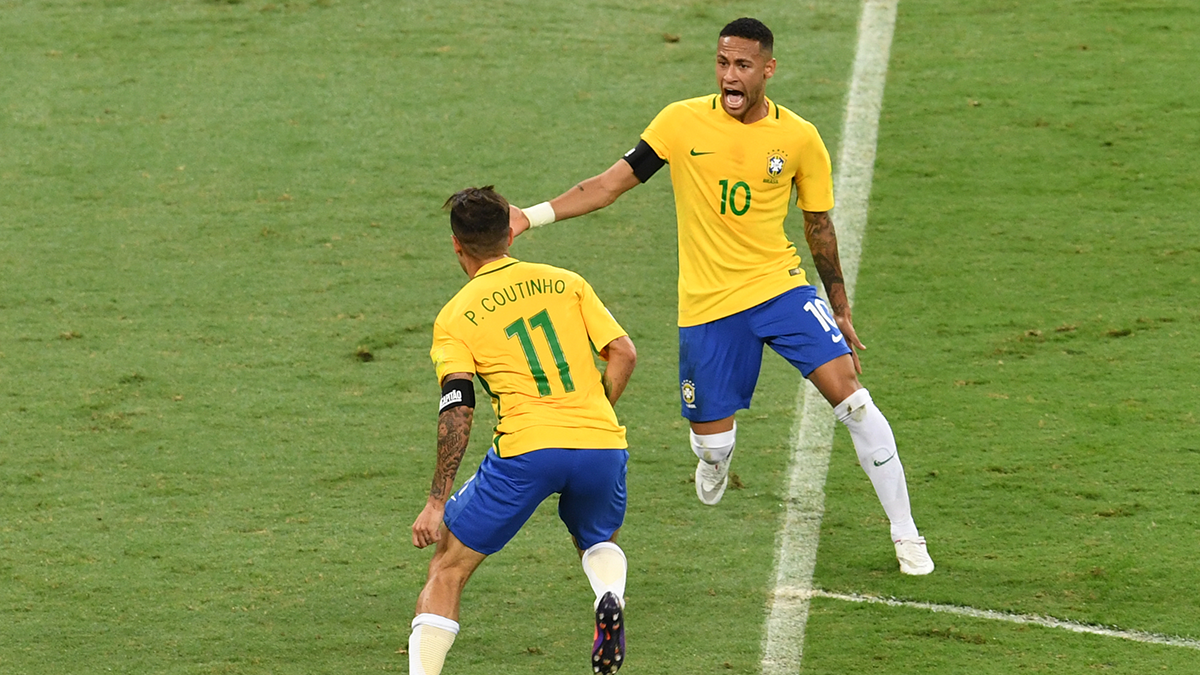 Neymar y Coutinho celebran uno de los goles de Brasil a Argentina
