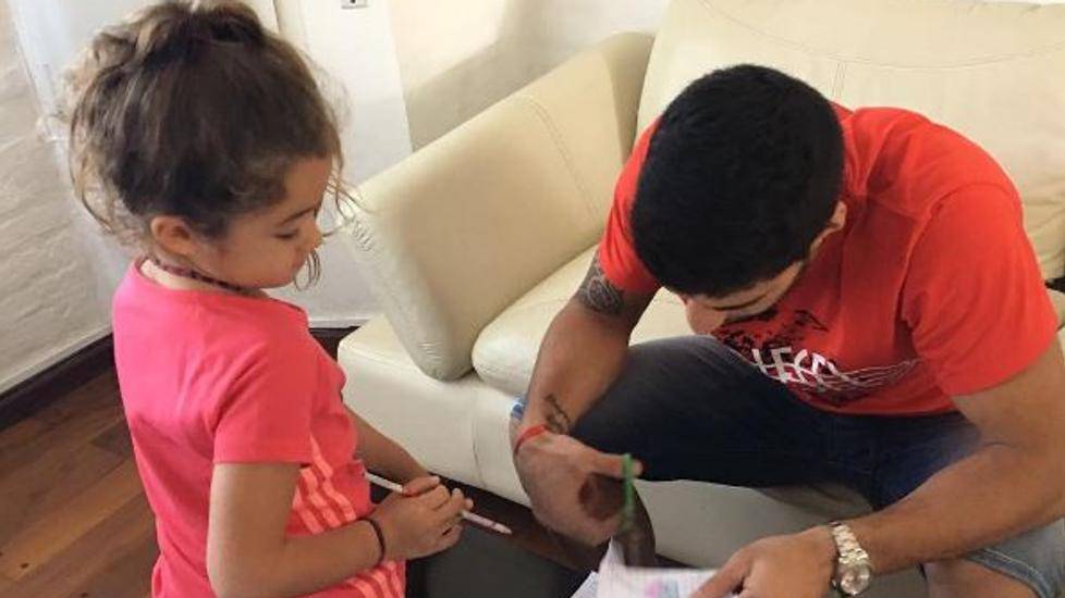Luis Suárez junto a su hija Delfina tras el Uruguay-Ecuador