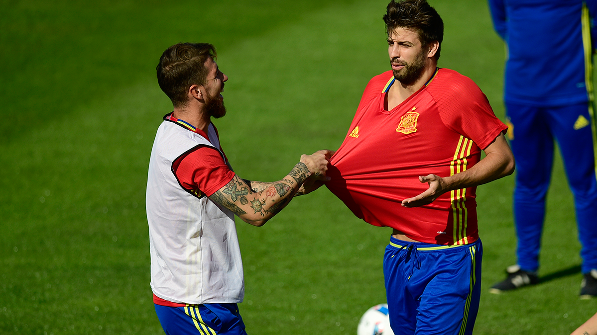 Sergio Bouquets and Gerard Hammered in a concentration with Spain