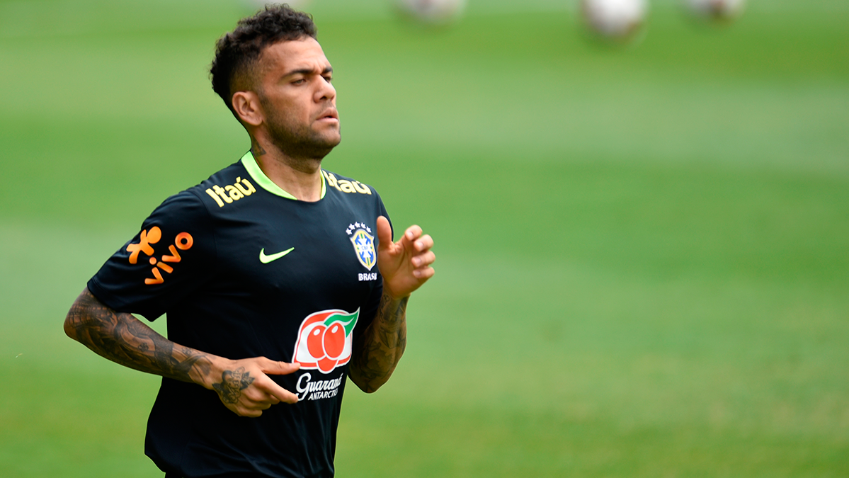 Dani Alves In the concentration with Brazil