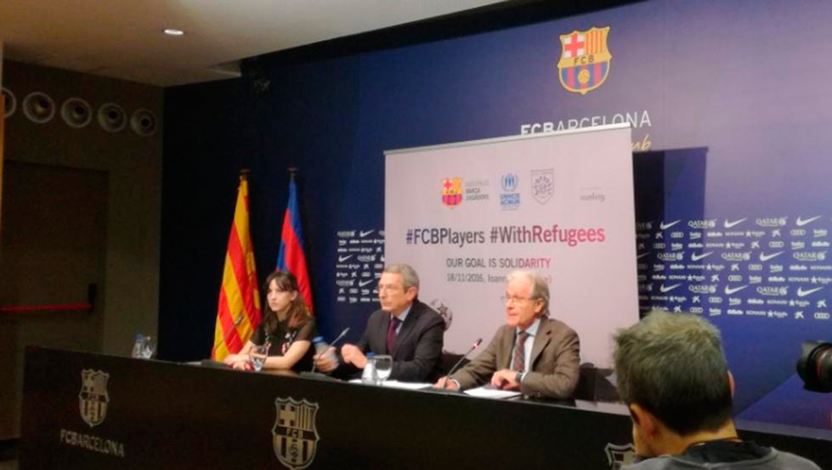 The FC Barcelona in the act by the refugees