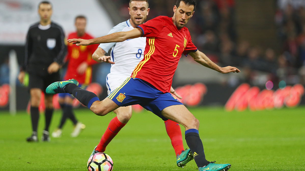 El mediocentro del Barça Sergio Busquets disputanto el Inglaterra-España