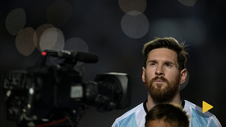 Leo Messi, focused by a camera before the party against Colombia