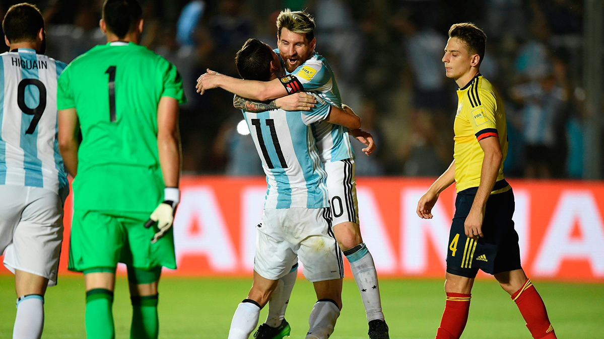 Leo Messi celebrates the goal of fault in front of Colombia