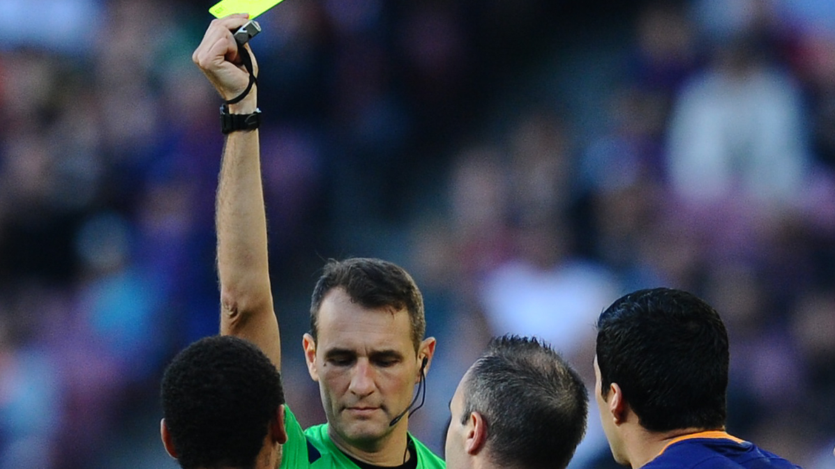 Clos Gómez, showing a yellow card to Neymar Jr