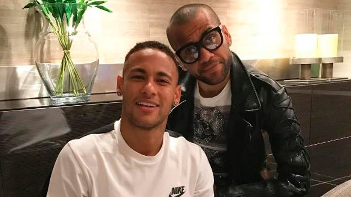 Neymar Júnior y Dani Alves en su visita a Barcelona