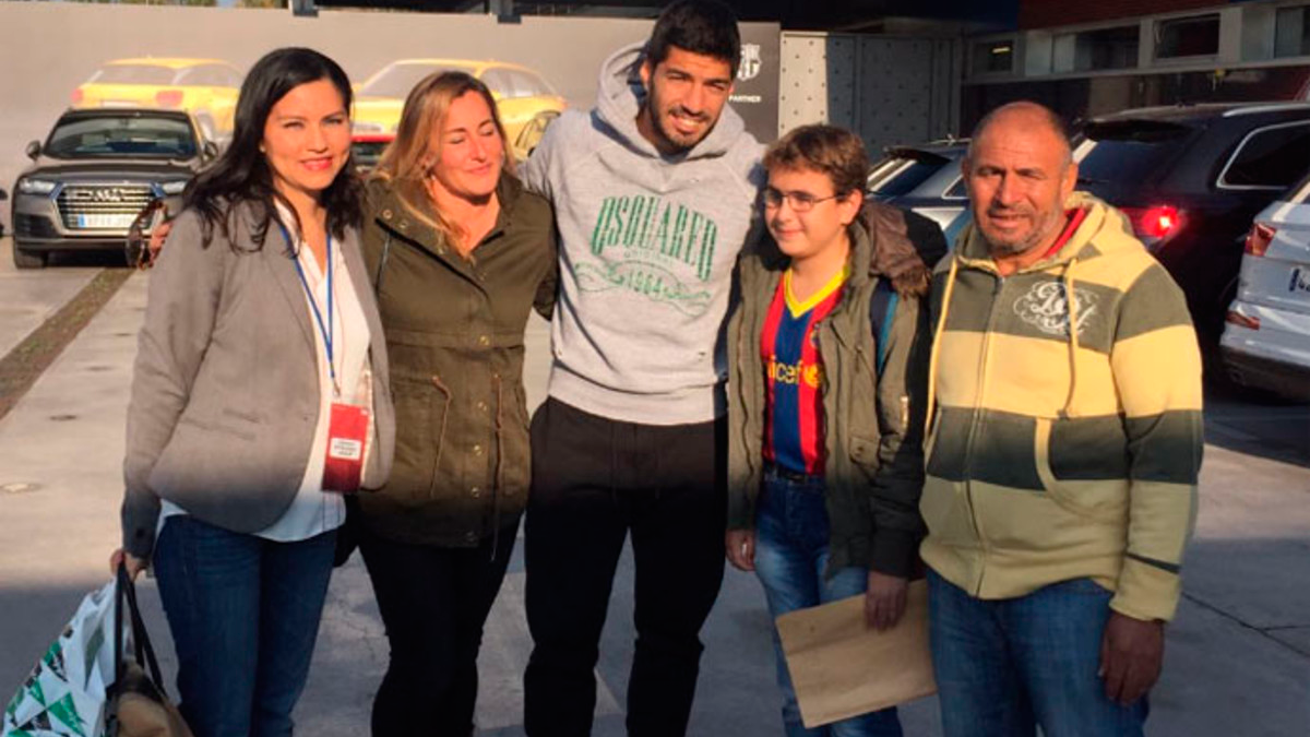 Luis Suárez beside Imad and the rest of his family