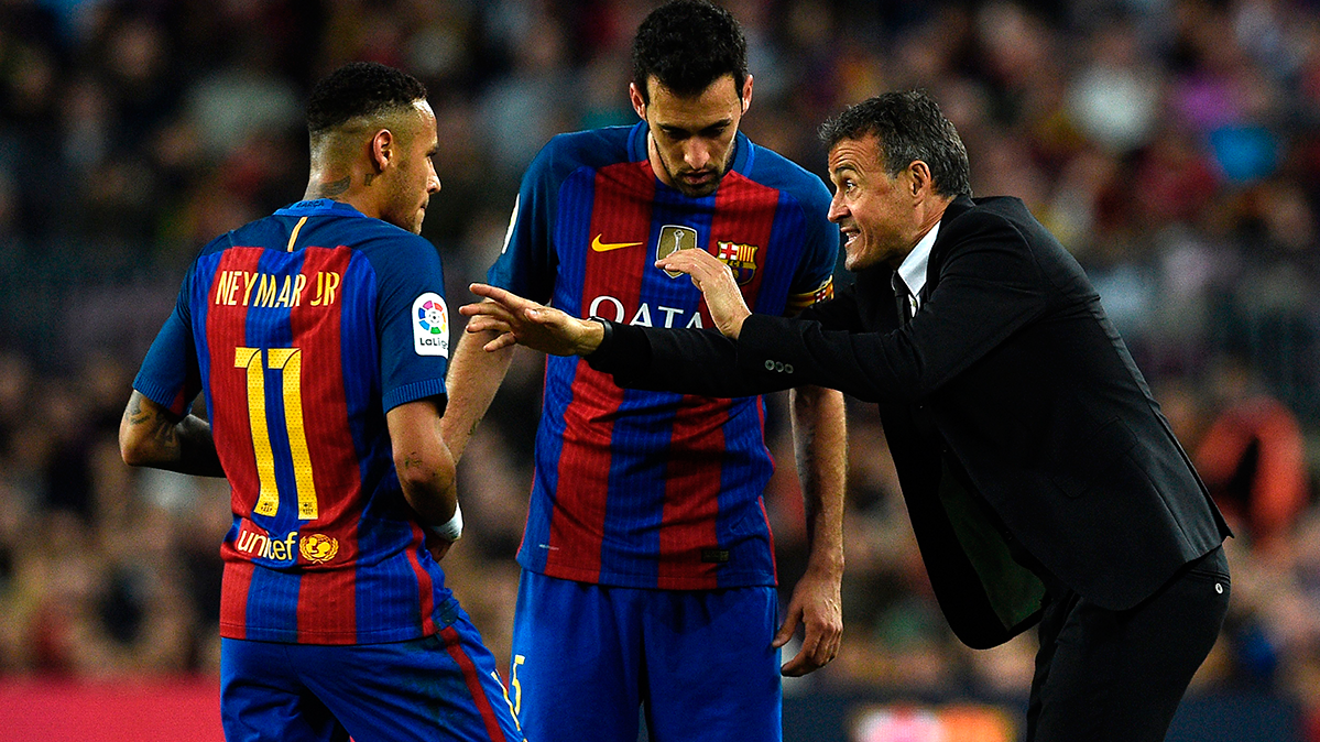 Luis Enrique dando indicaciones a Neymar y a Busquets en el Barça-Málaga