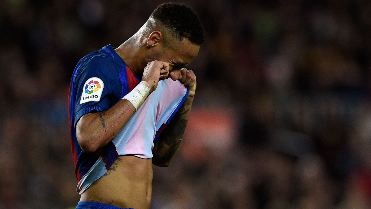 Neymar Jr, lamentándose tras el empate contra el Málaga