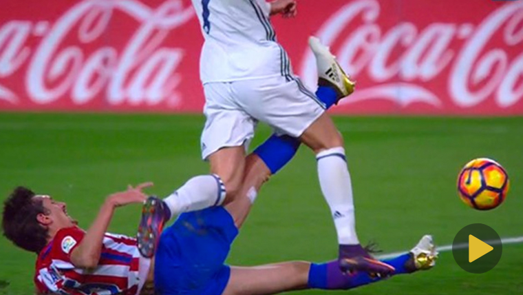 Cristiano Ronaldo, leaving fall when noticing the contact with Savic