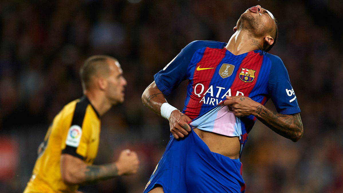 Neymar Jr, lamentando una ocasión fallada contra el Málaga