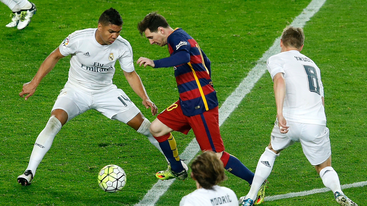 Leo Messi, contra algunos jugadores del Real Madrid en el último Clásico