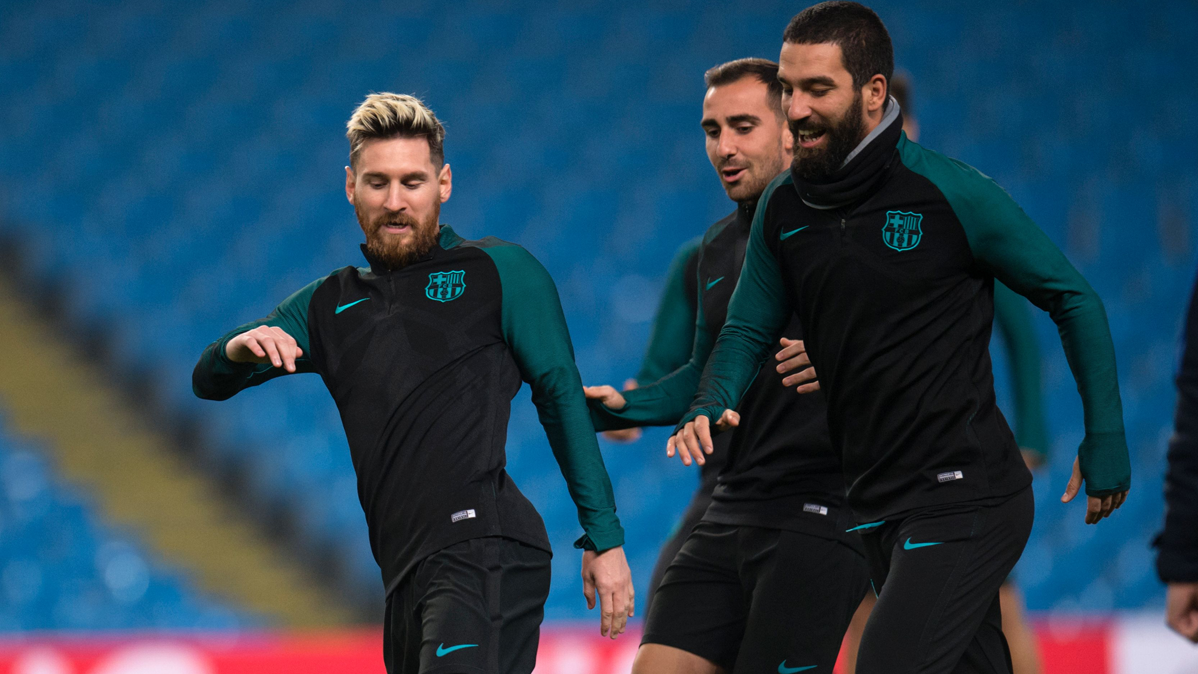 The FC Barcelona, exercising before a party of Champions