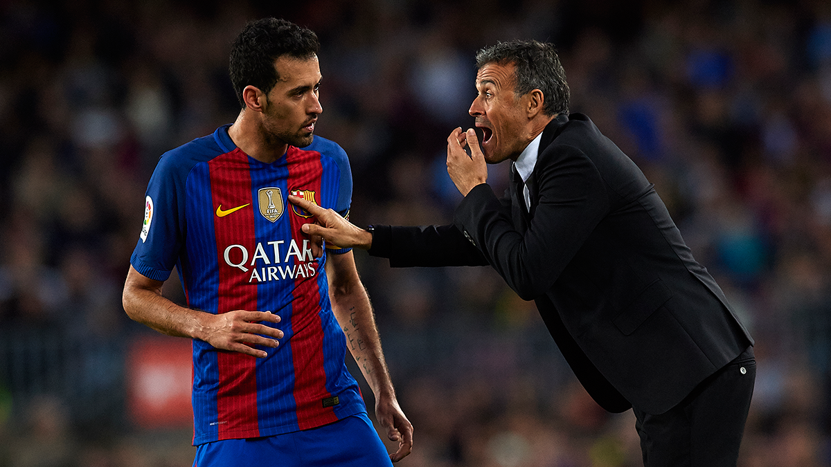 Luis Enrique dándole indicaciones a Sergio Busquets durante el Barça-Málaga