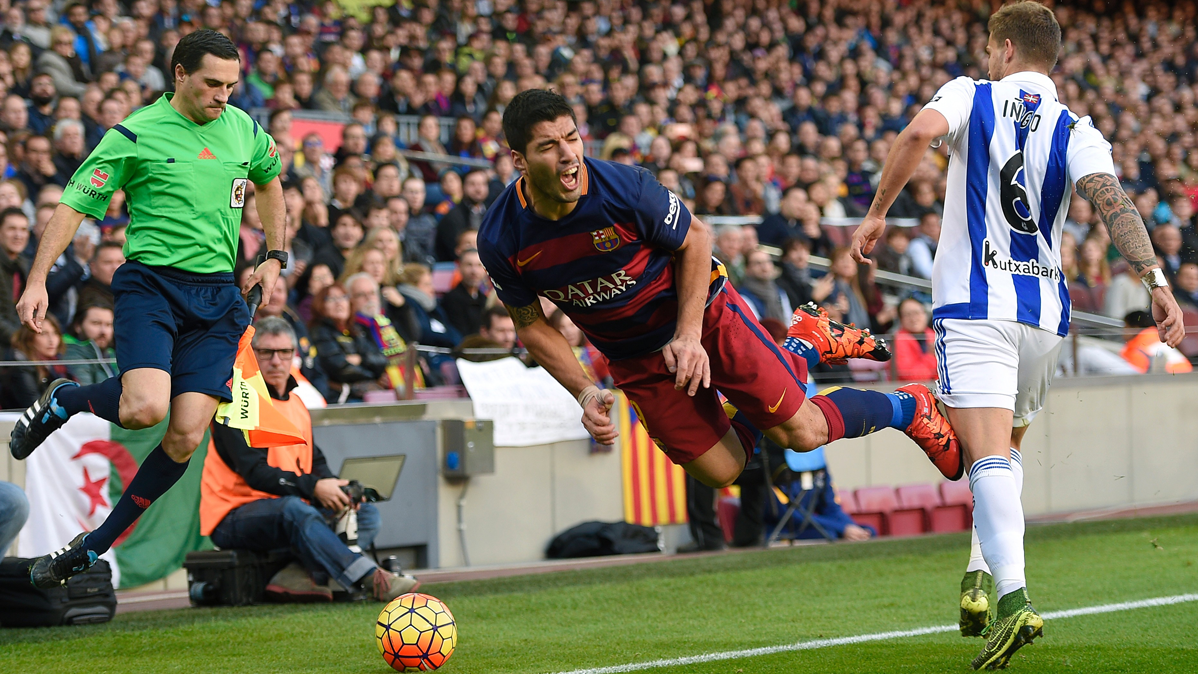 Luis Suárez, struggling against the defence of the Real Sociedad the past season