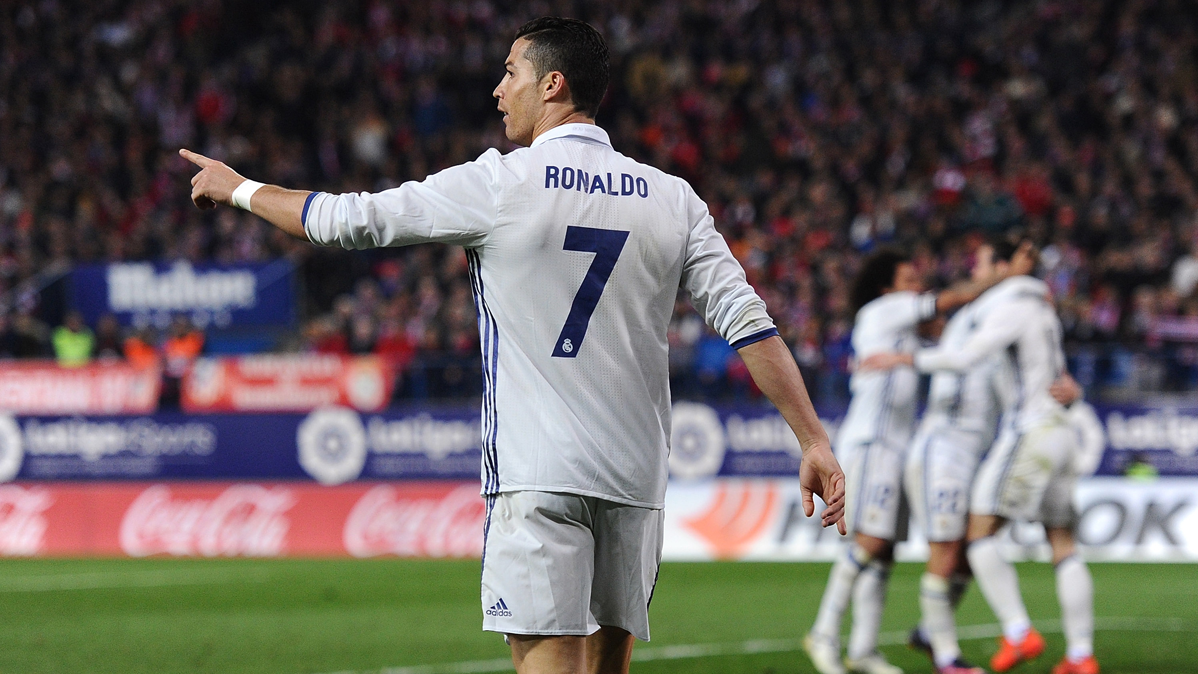 Cristiano Ronaldo, calmando a la afición tras un gol contra el Atlético