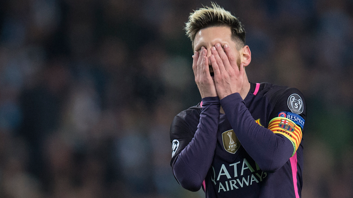Leo Messi, lamentándose tras una ocasión fallada contra el City