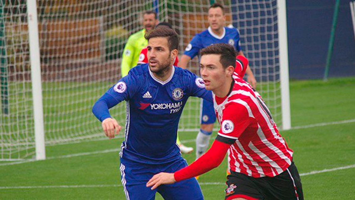Cesc Fàbregas contesting a party with Chelsea sub 23 in front of the Southampton