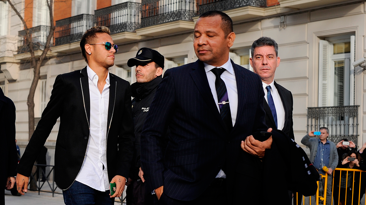Los Neymar, acudiendo a un juicio en una imagen de archivo