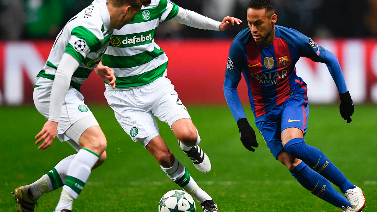 Neymar Júnior llevándose un balón en el Celtic-Barça