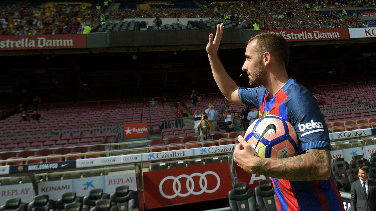 Paco Alcácer, presented with the FC Barcelona to finals of summer
