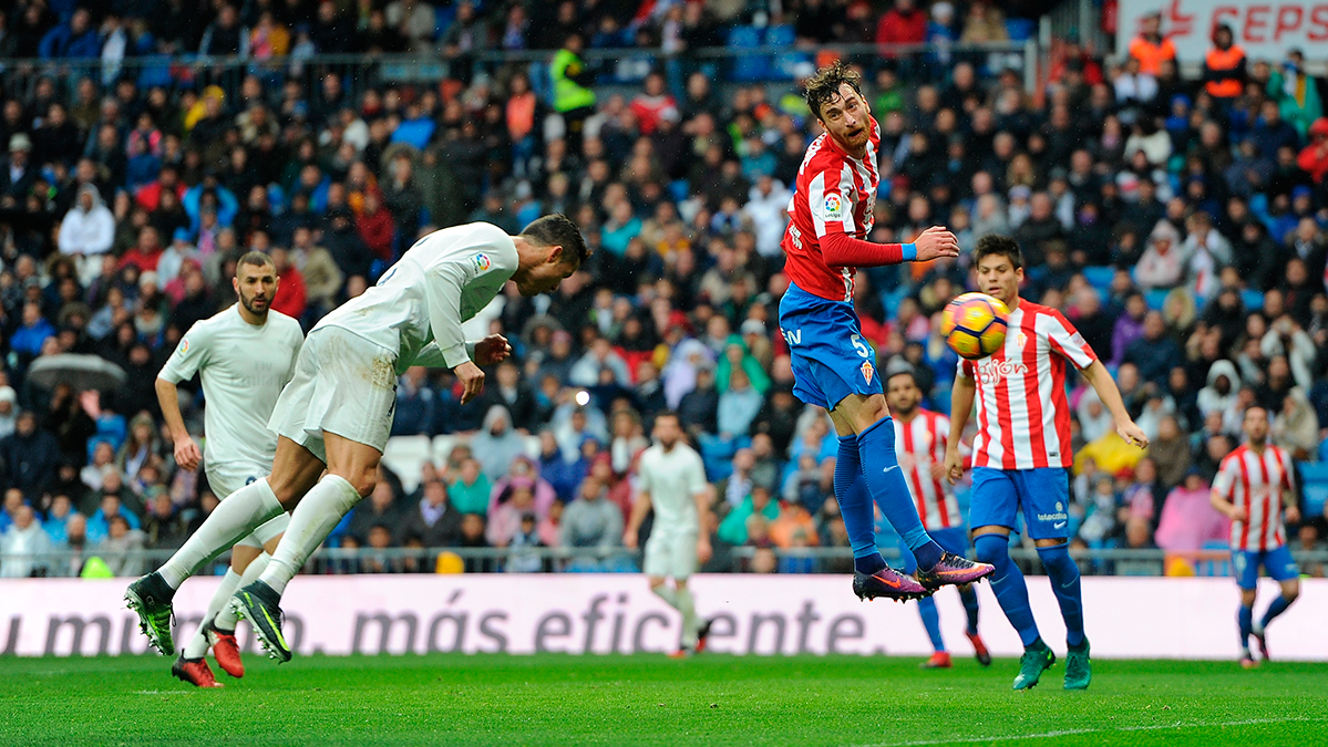 Cristiano Ronaldo anotando el gol en el Real Madrid-Sporting de Gijón