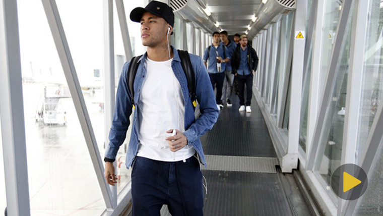 Neymar Jr, en el Aeropuerto de El Prat junto a sus compañeros