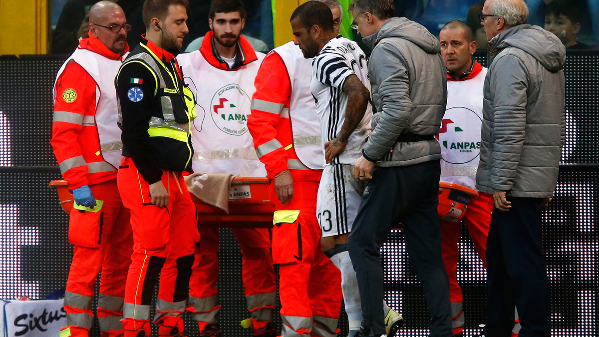 Dani Alves acabó lesionado en el Genova-Juventus