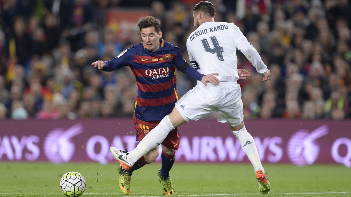 Leo Messi, superando a Sergio Ramos en el último Clásico de Liga
