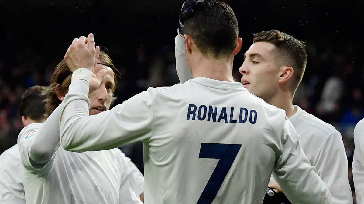Mateo Kovacic, celebrando un gol con Cristiano Ronaldo y Modric